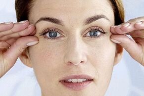 Masaje como método para rejuvenecer la piel alrededor de los ojos.